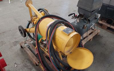 une machine posée sur une palette