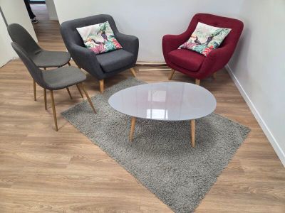 trois chaises et une table dans le coin d'une pièce