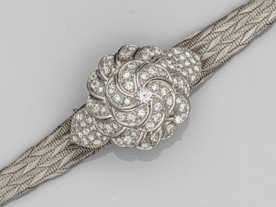 un bracelet serti de diamants, signé Cartier,