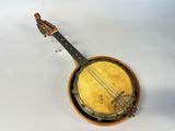 un banjo posé sur une table blanche