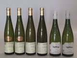 six bouteilles de vin sont alignées sur une table