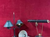une table sur laquelle se trouvent une lampe, un abat-jour, une enceinte et d'autres objets