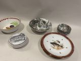 plusieurs assiettes et bols posés sur une table