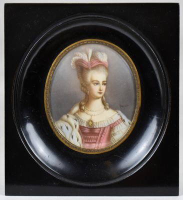 portrait d'une femme en robe rose avec un nœud rose