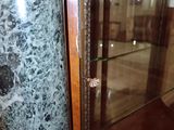 une vitrine en verre munie d'une porte en verre