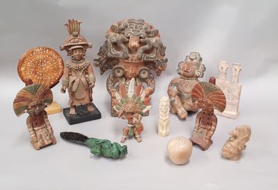 de nombreuses figurines posées sur une surface blanche
