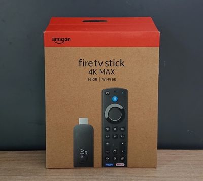 une boîte contenant une télécommande et un contrôle à distance