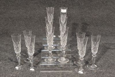 cinq verres à vin et un plateau posés sur une table