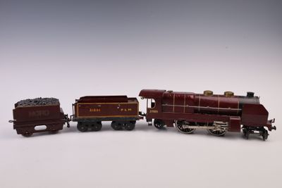 deux petits trains miniatures posés sur une surface blanche