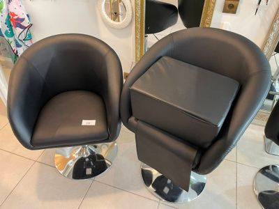 deux chaises qui sont assises ensemble dans une pièce