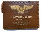 portefeuille en cuir marron orné d'un emblème représentant un aigle doré sur le devant