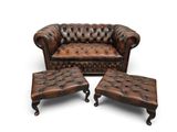 une image représentant un canapé et un pouf en cuir marron sur fond blanc