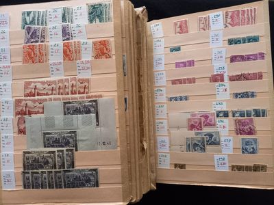 un livre ouvert avec des timbres, posé sur une table