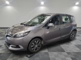 une photo d'une voiture argentée dans un showroom