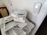 un tas d'appareils électroniques posé sur un bureau