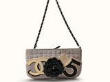 un sac Chanel orné d'une fleur sur le devant et muni d'une bandoulière en chaîne