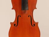 un vieux violon avec un archet accroché à son dos