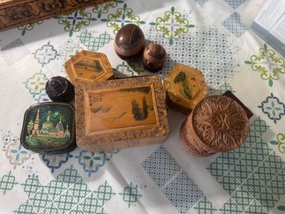 une table sur laquelle se trouvent tout un tas de petits objets