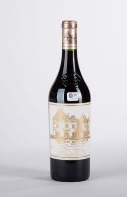 une bouteille de vin rouge posée sur une table blanche
