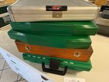 trois valises empilées les unes sur les autres sur une table