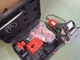 une boîte contenant des outils posée sur le sol