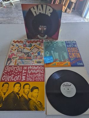 un grand nombre de disques sur une table dans une pièce