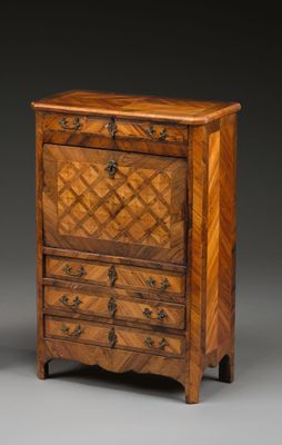 une commode ancienne en bois, avec des tiroirs de chaque côté