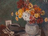 un tableau représentant un vase de fleurs et un chapeau posés sur une table