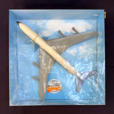 une photo d'une maquette d'avion dans une boîte