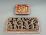 deux objets décoratifs exposés sur une table
