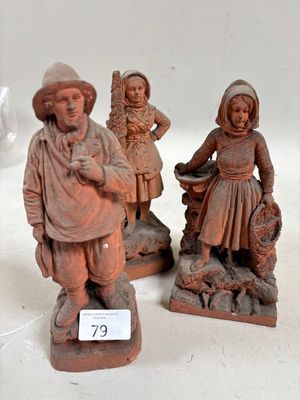 Plusieurs figurines représentant des personnes sont disposées sur une surface blanche