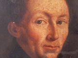 portrait d'un homme en costume noir et cravate, tenant une feuille de papier