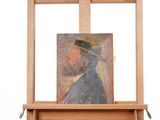 un tableau représentant un homme coiffé d'un chapeau, posé sur un chevalet