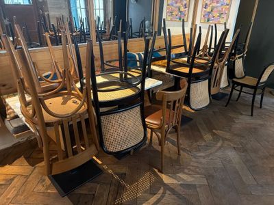 de nombreuses chaises alignées dans la pièce