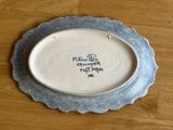 une assiette blanche sur laquelle est inscrit quelque chose, posée sur une table en bois