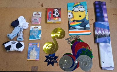 many items that are on the table and on the floor