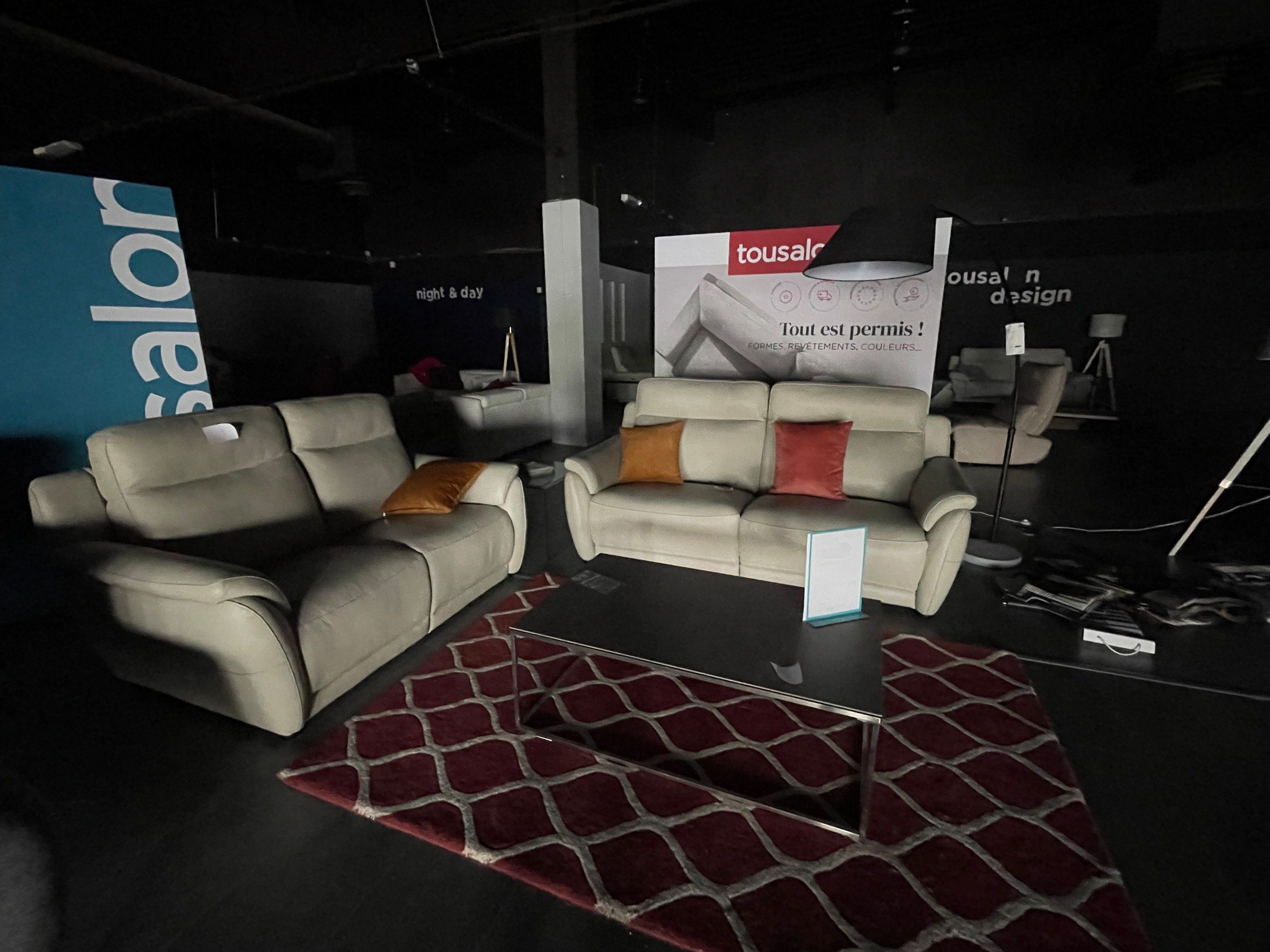 Deux canapés fixes (un avec pieds relevable) CLEVELAND + Tab…