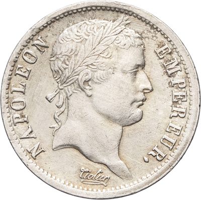 une vieille pièce d'argent surmontée d'une couronne