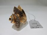 une photo d'une bague en or sertie de diamants bruns et blancs
