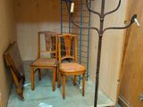 une pièce avec une table, des chaises et un candélabre