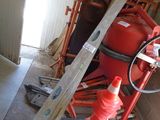 une photo d'une pièce dans laquelle se trouve une borne d'incendie