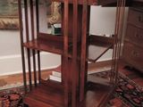 une petite table en bois sur laquelle est posée une étagère à livres