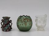 trois vases posés l'un à côté de l'autre sur une surface blanche