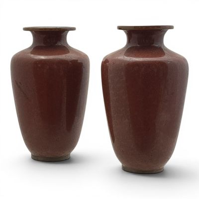 deux vases marron posés côte à côte sur une surface blanche