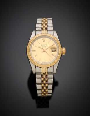 gros plan d'une montre sur une surface noire avec un fond noir