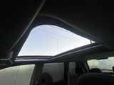 vue du toit ouvrant depuis l'intérieur d'une voiture