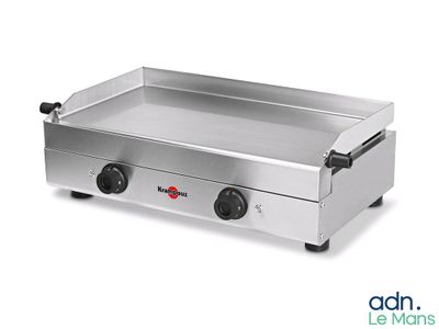 gros plan d'une plaque de cuisson électrique sur fond blanc