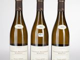 trois bouteilles de vin blanc posées les unes à côté des autres sur une table