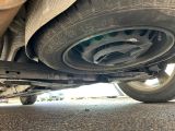 un gros plan sur le pneu d'une voiture sur la route