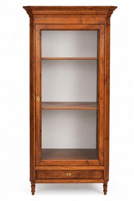 une vitrine en bois avec des portes vitrées et des étagères